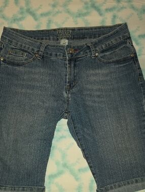 Women's Ankle Crop Denim Shorts in Faded Blue